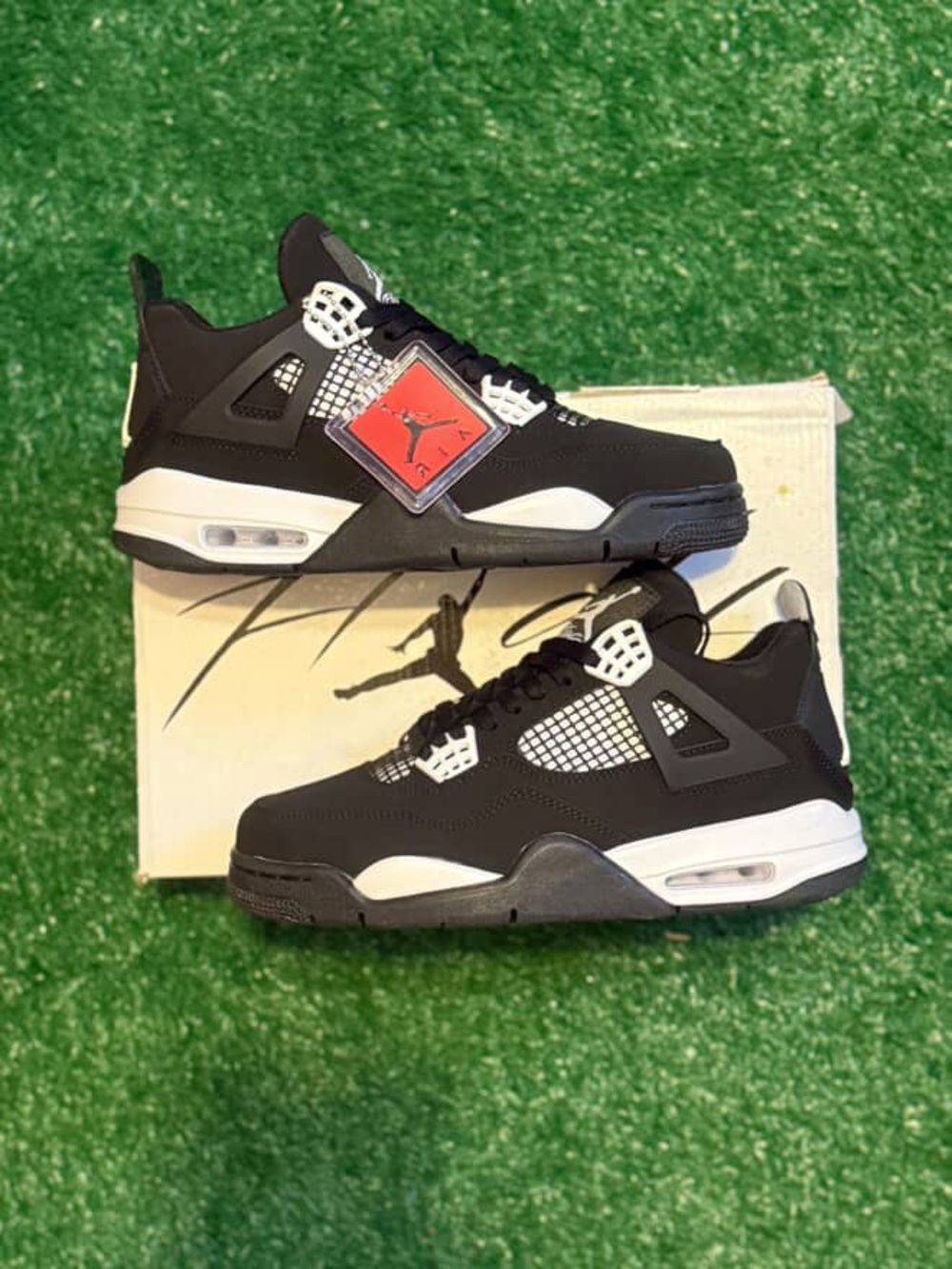 Air Jordan 4 Retro “White Thunder”